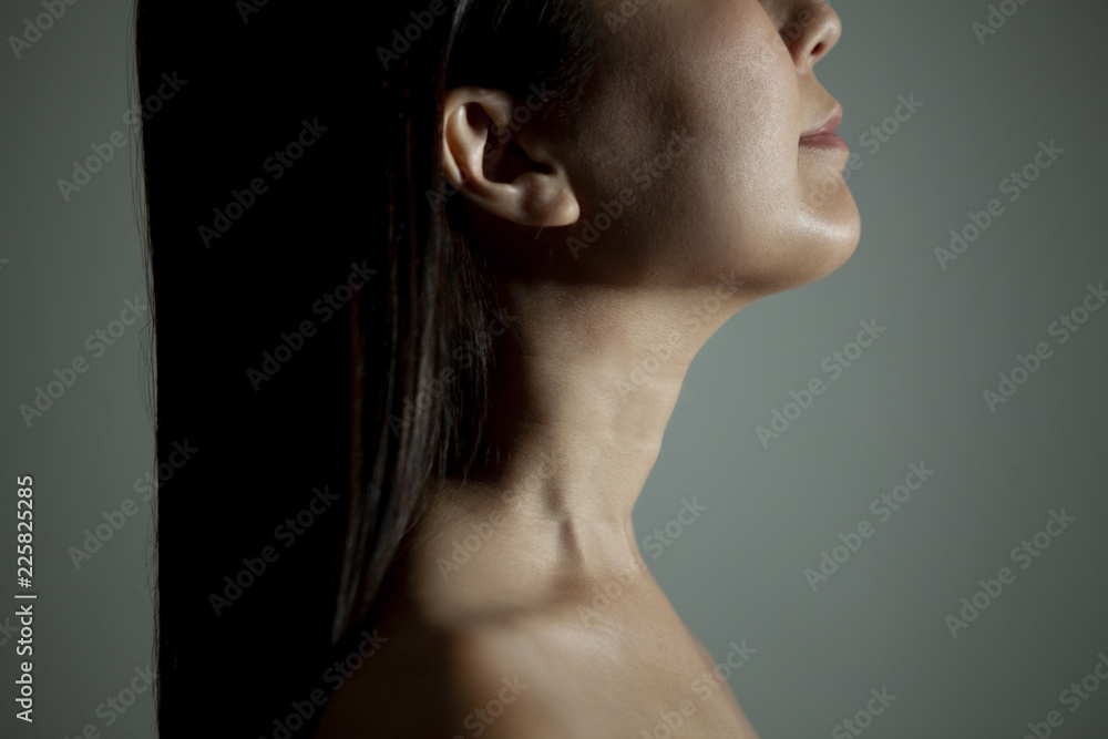 女性の横顔 肩 顎 口 ネックラインのアップ Stock 写真 Adobe Stock