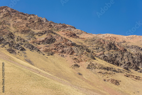 Montagna andina con rocce rosse e campi gialli