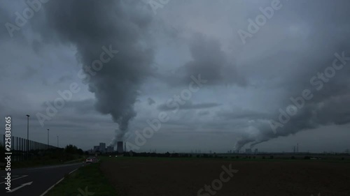 Wolke von Kühlturm eines Kohlekraftwerks