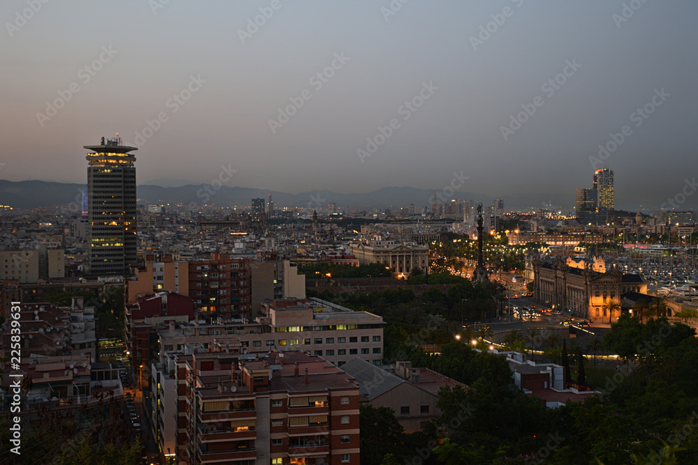 Vista nocturna de la ciudad de Barcelona con edificios iluminados