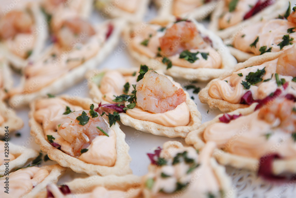 Piatto con antipasti finger food a base di gamberetti crudi Stock Photo