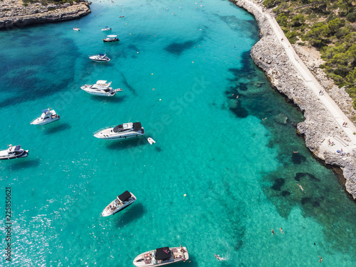 Luftaufnahme  Bucht cala Mondrag   und Playa Mondrag      Gemeinde Santanyi     Region von Porto Petro  Mallorca  Balearen  Spanien