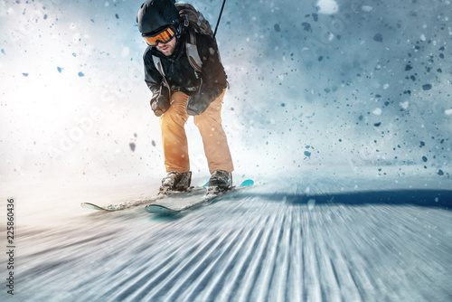 Skifahrer auf Piste photo