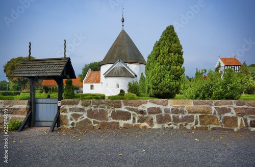 Defensive round church in N...