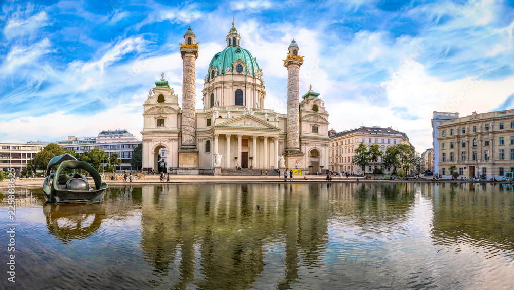 Fototapeta premium Karlskirche ze stawem w pięknym letnim świetle