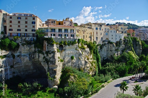 Budynki na klifie, Tropea, Włochy photo