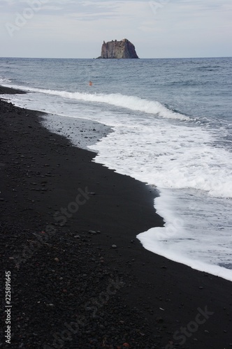 Czarna plaża na wyspie Stromboli, Wyspy Liparyjskie, Włochy