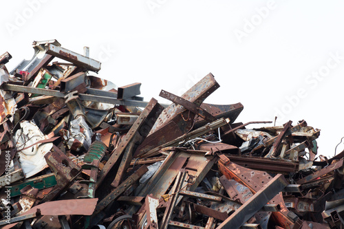 Foto heap of metal scrap isolate on white background, waste automotive steel parts in junk yards