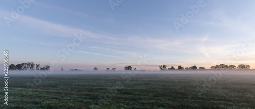 Mit Nebel bedeckte Felder zum Sonnenaufgang im Herbst