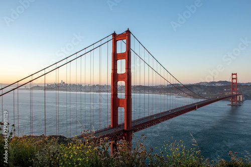 Valokuva Battery Spencer is definitely the best place to see the gorgeous sunrise over the San Francisco Bay on top of the Golden Gate Bridge