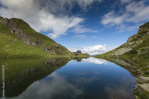 Wildseeloder - Alpen Bergsee mit Spiegelung und Wolken  photo