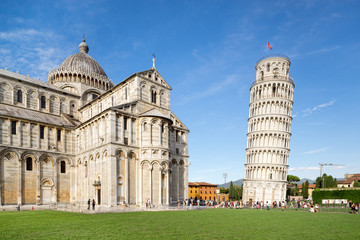 Fotobehang De scheve toren Schevere toren met Italiaanse architectuur  © eyetronic