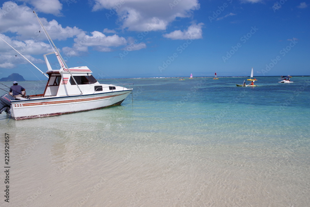 Bateau sur la plage de Flic en Flac (Île Maurice)