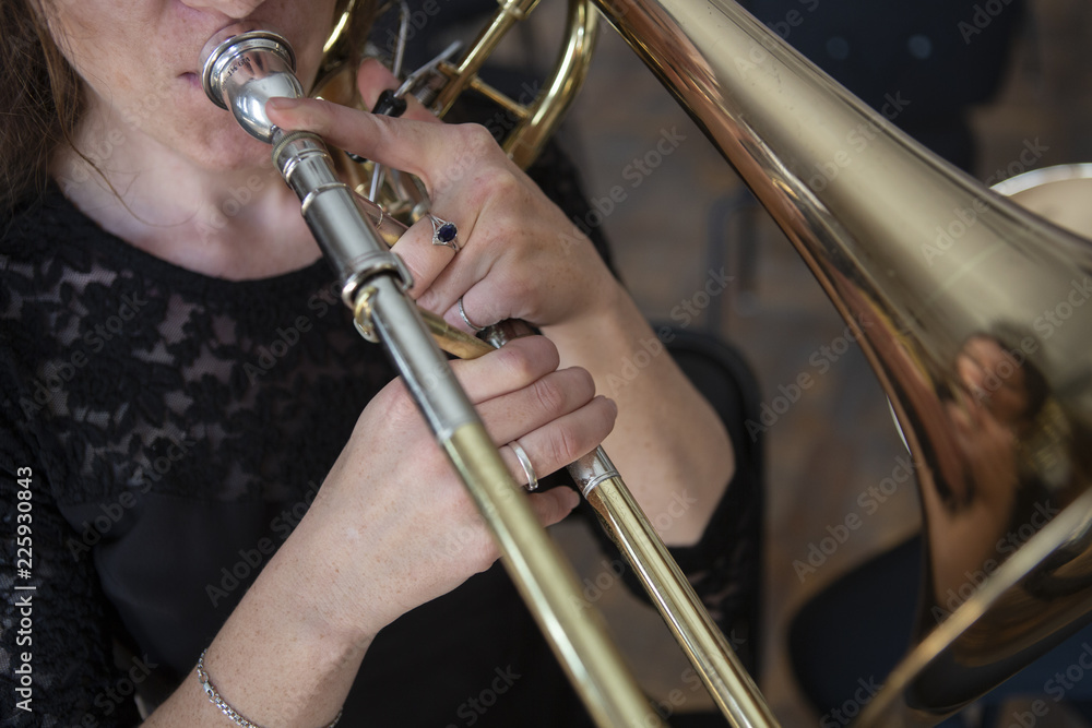 Obraz premium Instrument waltorni. Ręce grający na rogu