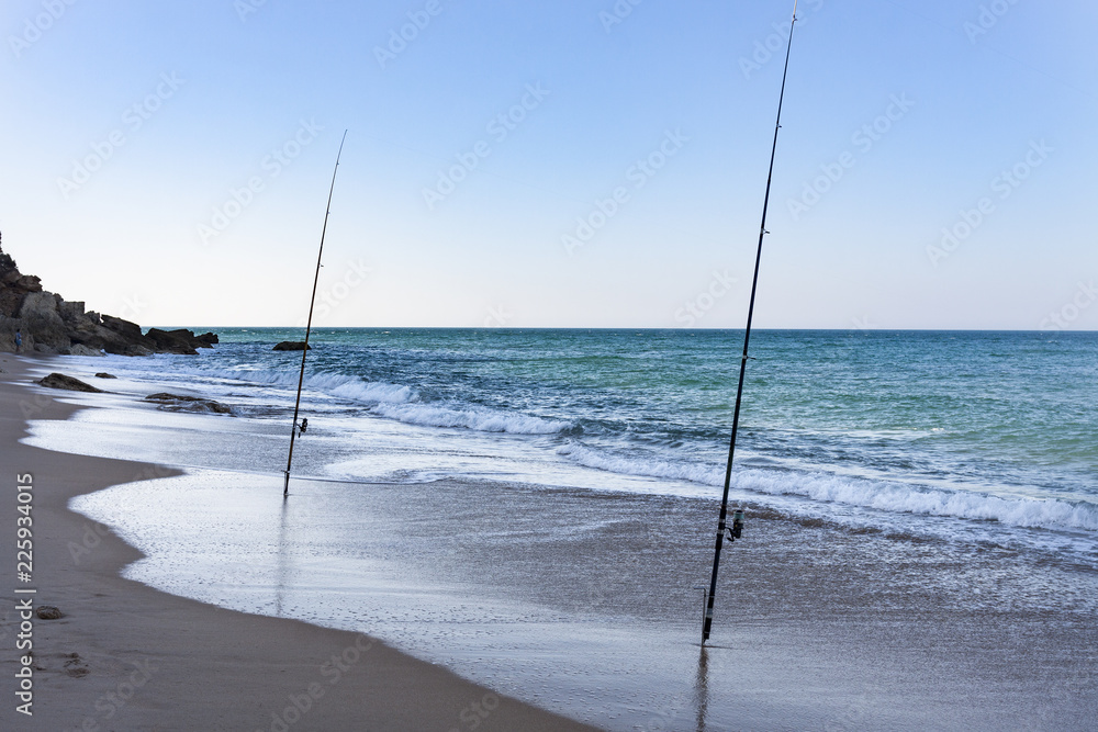 Pesca con Caña en la orilla del Mar 