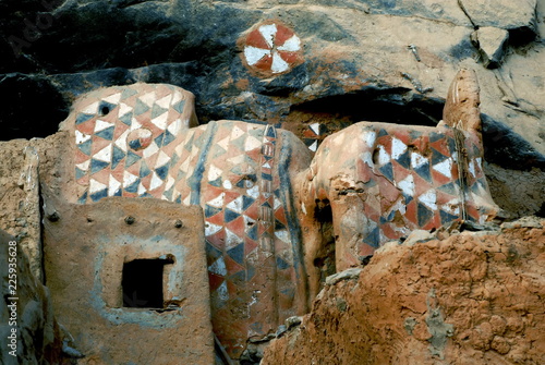 Village de Téli, vestiges d'habitats Tellem en banco, falaise de Bandiagara, Pays Dogons, Mali,Afrique photo