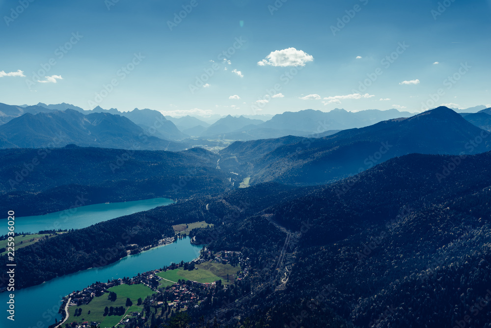 Herzogstand in Bayern, Blick auf den Kochelsee und die Alpen Herzogstand in Bayern, Blick auf den Kochelsee und die Alpen