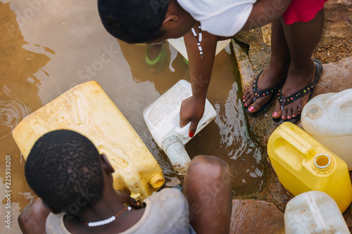 Foto people getting water at a well in Uganda, Africa