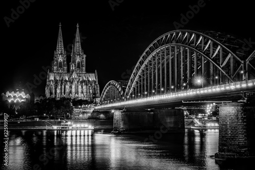 Kölner Dom schwarzweiß bei Nacht