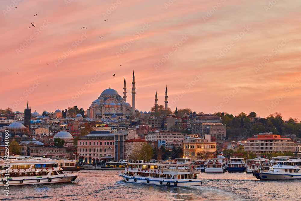 Obraz premium Cieśnina Bosfor z promami na zachód słońca w Stambule