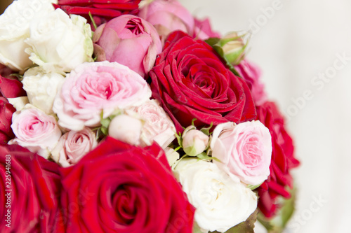 Brautstrau   aus roten  wei  en und rosanen Rosen   Bridal bouquet of red  white and pink roses