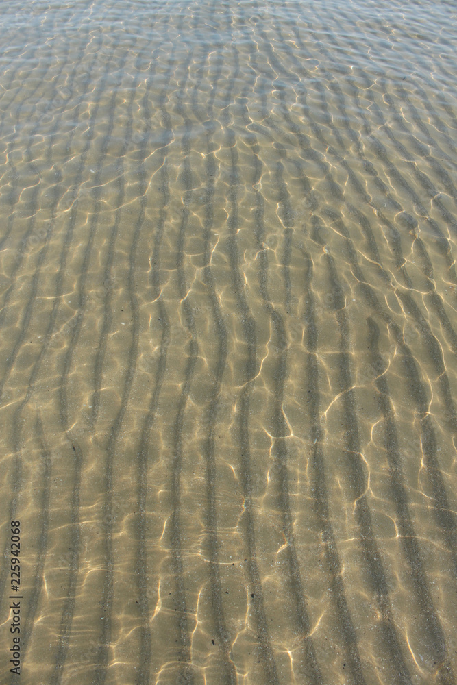 texture d'acqua su sfondo di sabbia nel Mare Adriatico texture d'acqua su sfondo di sabbia nel Mare Adriatico