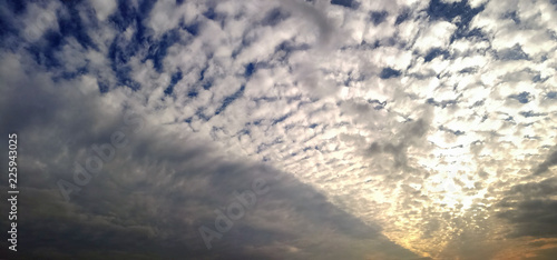 himmlischer Himmel (Altocumulus stratiformis)  über Hamburg photo