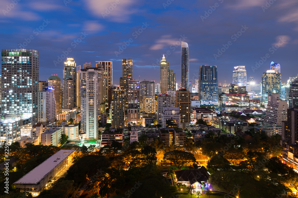 Obraz premium Bangkok cityscape at dusk. Landscape of Bangkok business building around downtown. Modern high building in business district area at night in Thailand..