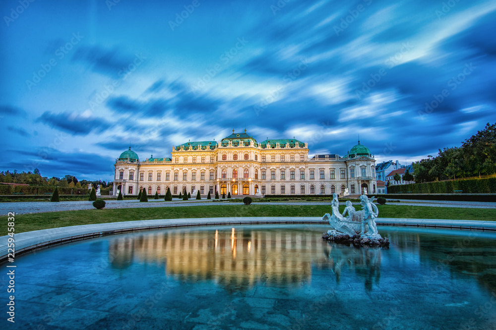 Schloss Belvedere mit wunderschönen Wolken sowie Brunnen mit Spiegelung