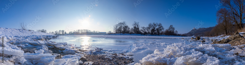 Fototapeta premium Donau im Winter bei Bogen