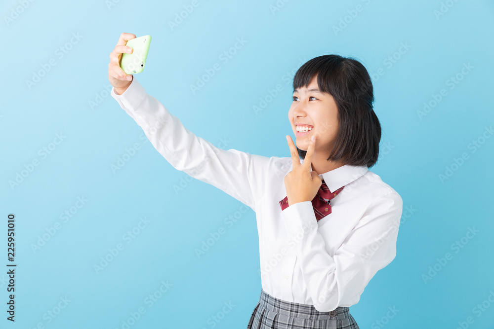 女子学生　制服　スマホ　自撮り