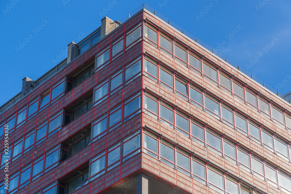 Moderne Fassade mit Fenstern