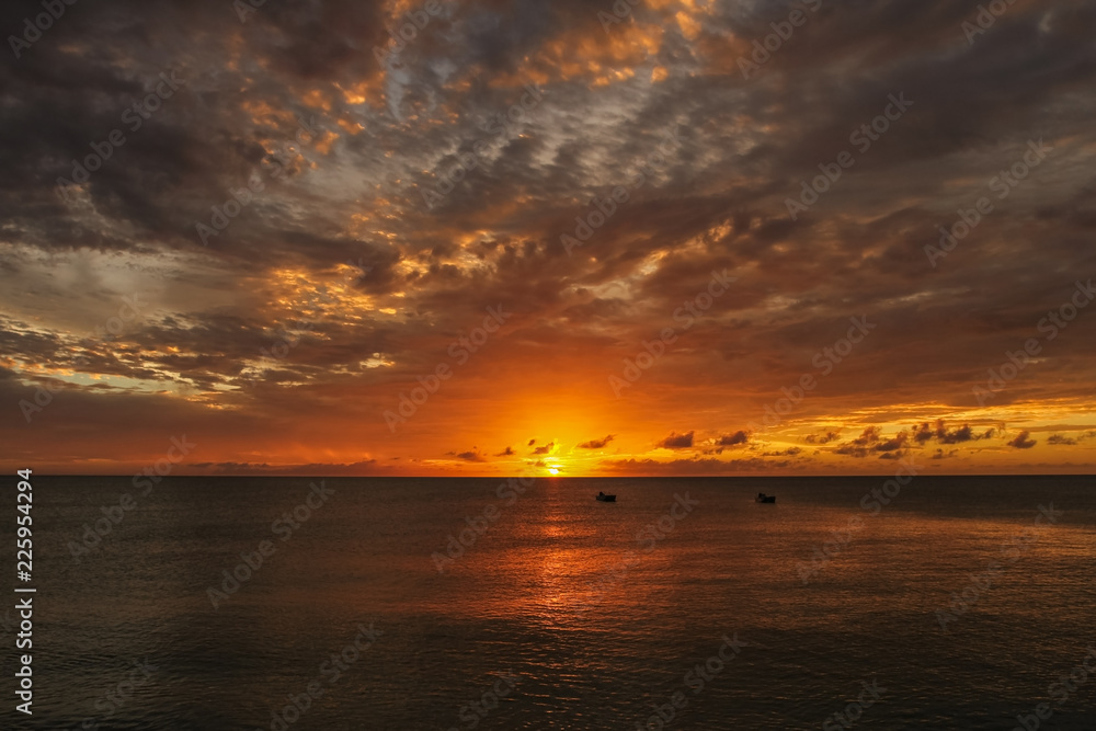 Obraz premium Orange sunset over the ocean at Caribbean islands