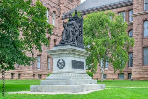 Foto Statue of Queen Victoria and Ontario Parliament Building