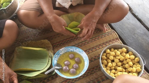 How to wrap Stuffed Dough Pyramid Dessert called Ka Nhom Tian Thai Dessert, For Chinese New Year.