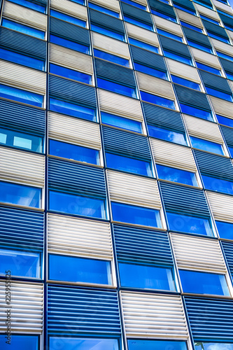 Obraz na plátně Lines of Modern Reflective Skyscraper Windows Going Up Perspectively