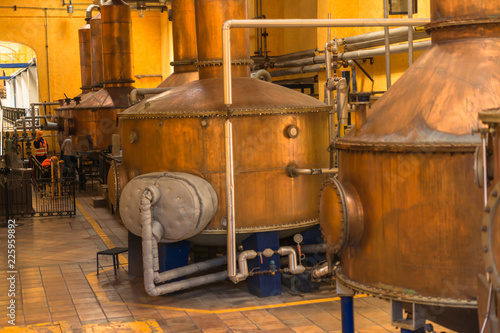 Alambiques de cobre para la destilación del tequila mexicano.