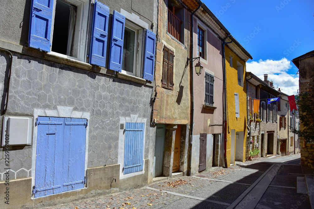 Rue principale du village d'Aspres sur Buëch, Hautes-Alpes, France