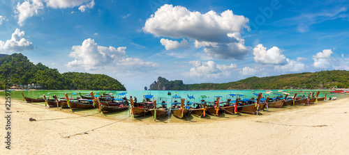 Fototapeta Naklejka Na Ścianę i Meble -  Traditional thai boat on Phi Phi Don