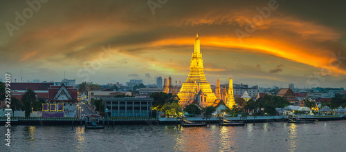 Wat Arun Temple in Bangkok © Sergii Figurnyi
