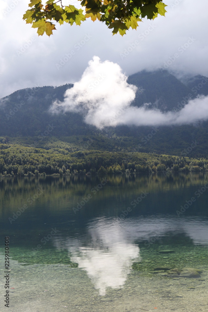 Einzelne Wolke mit Spiegelung in der Wasseroberfläche, See Bohinjsko jezero, Bohinj, Slowenien
