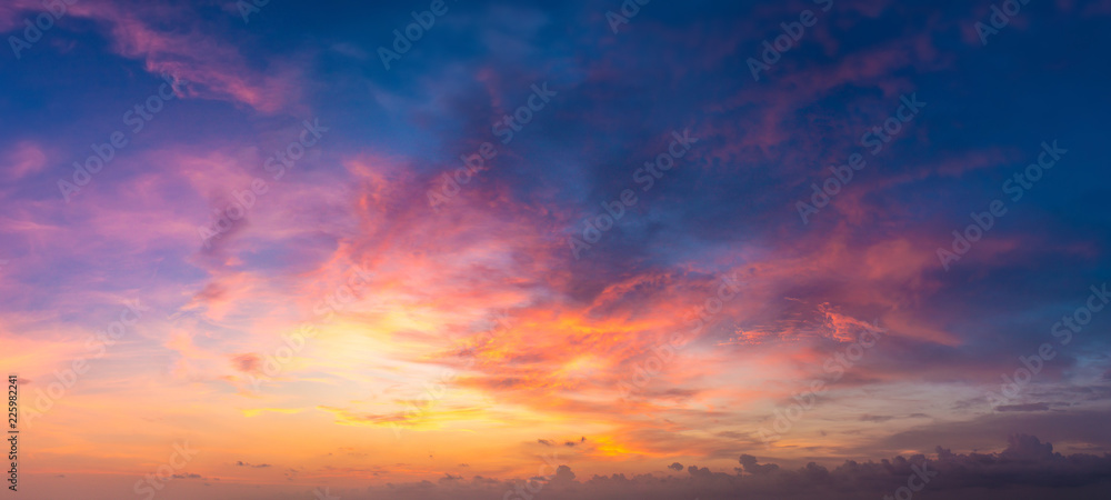 Fototapeta premium Panorama zachodu słońca na Malediwach