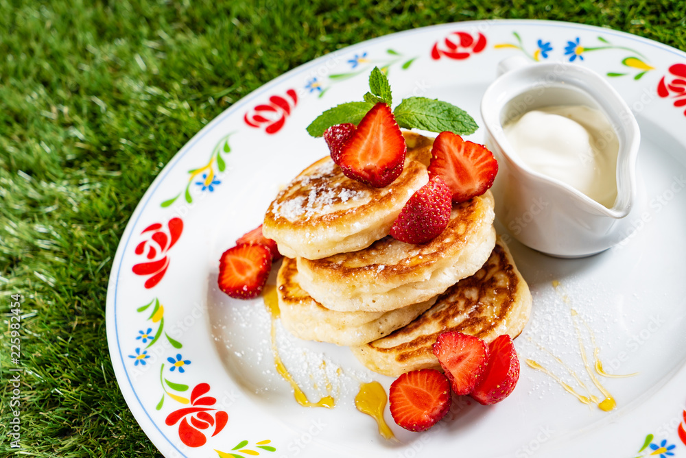 pancakes with strawberries pancakes with strawberries