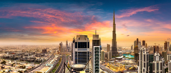 Crédence de cuisine Burj Khalifa Vue aérienne du centre-ville de Dubaï  © Sergii Figurnyi