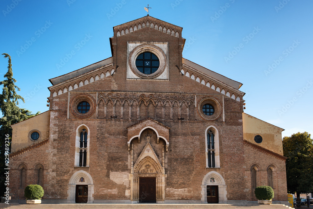 Udine cathedral's facade (Duomo di Santa Maria Annunziata)