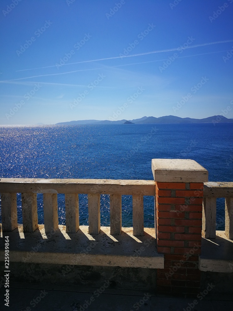 Terrazza sul mare blu, foto scattata a Piombino