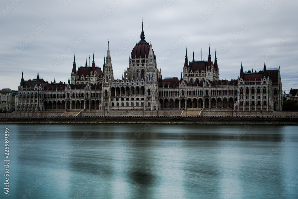 Naklejka premium Синий лед Дуная у здания Венгерского парламента