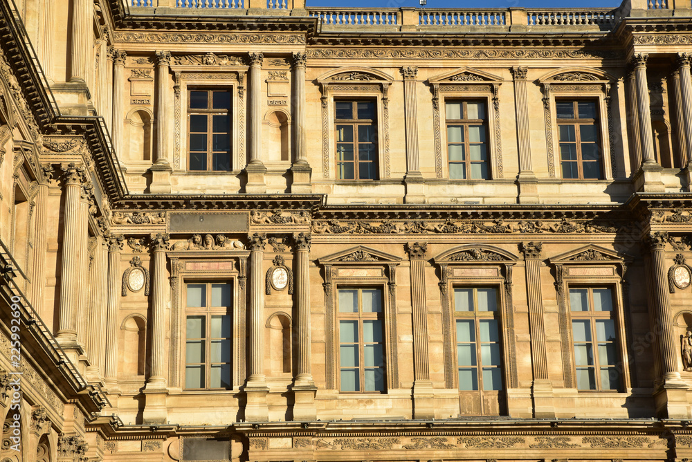 Façade du Louvre à Paris, France