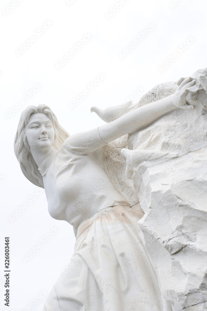 Naklejka premium 長崎平和公園、白い乙女の像の上半身