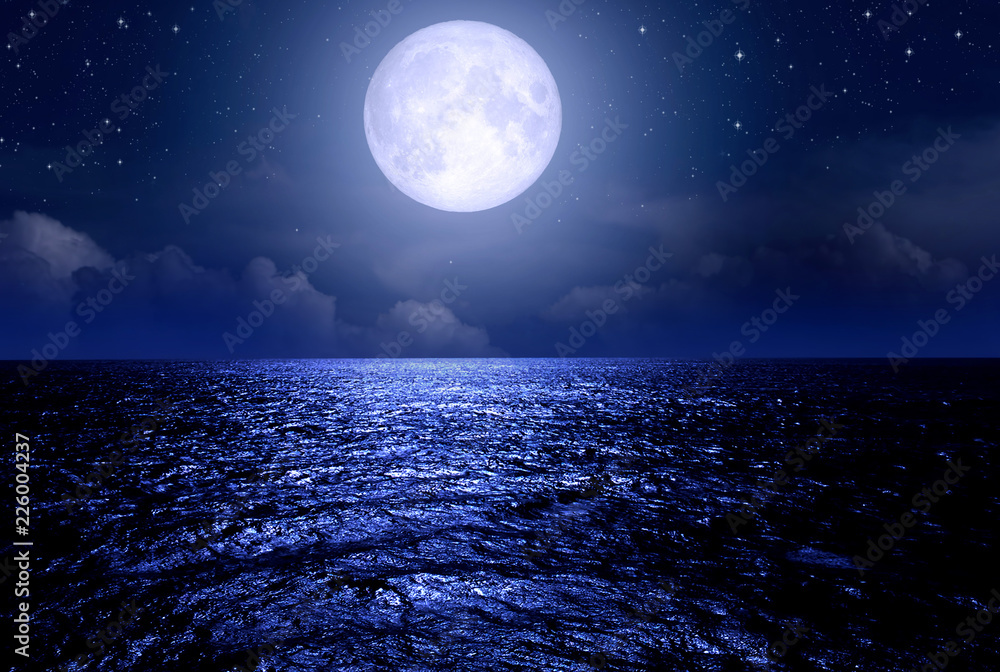 Obraz premium Full moon over the sea